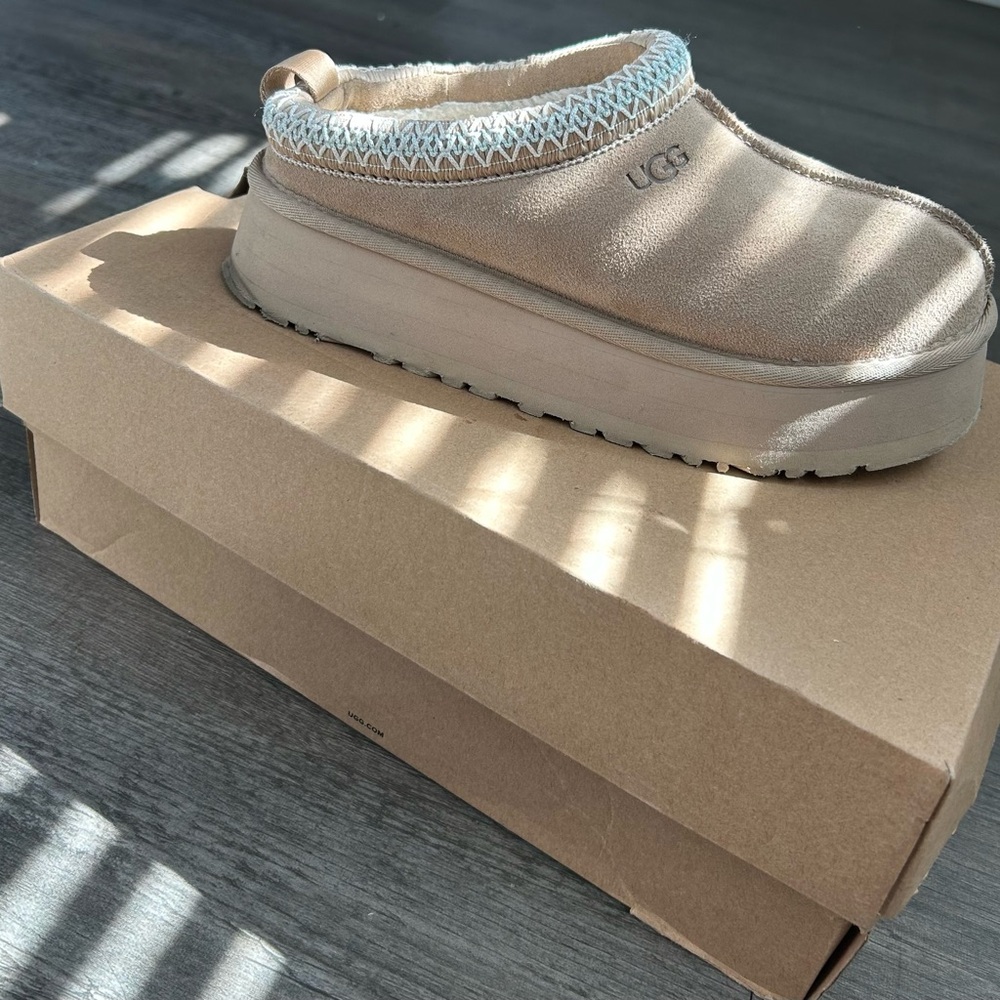 Women  UGG Tan Cozy Slippers Size 7